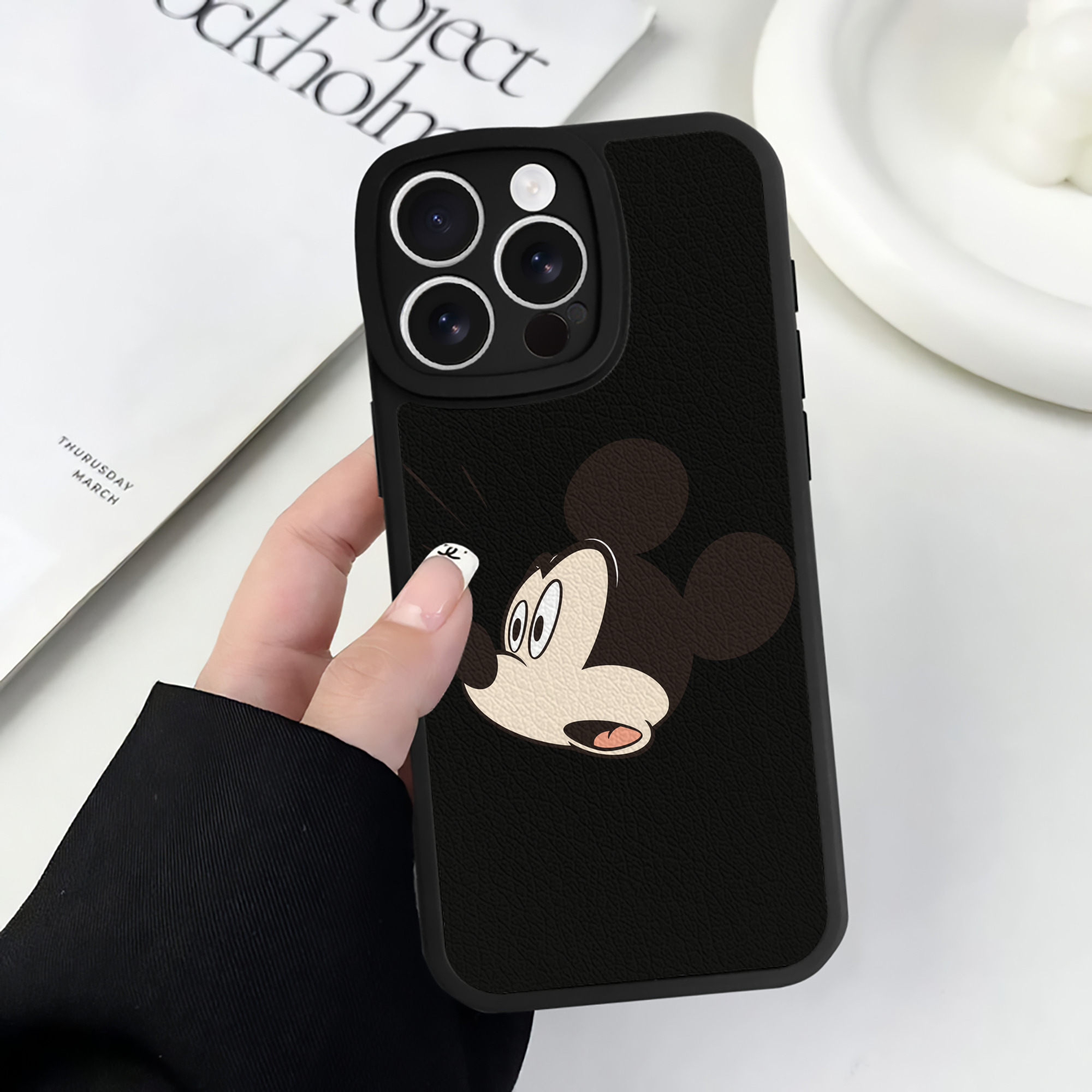 （画像用） ミッキーマウス Mickey Mouse 【iPhone 16シリーズ対応】シリコンスマホケース（レザー調） 材質：シリコン